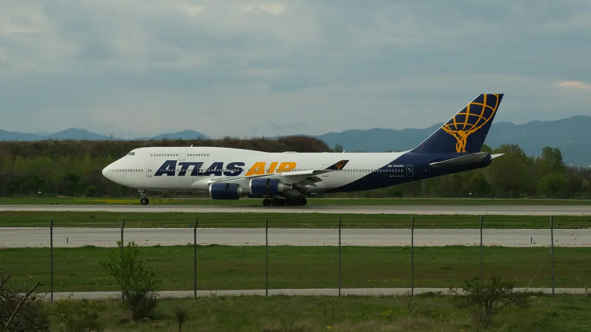 Avião de carga na pista