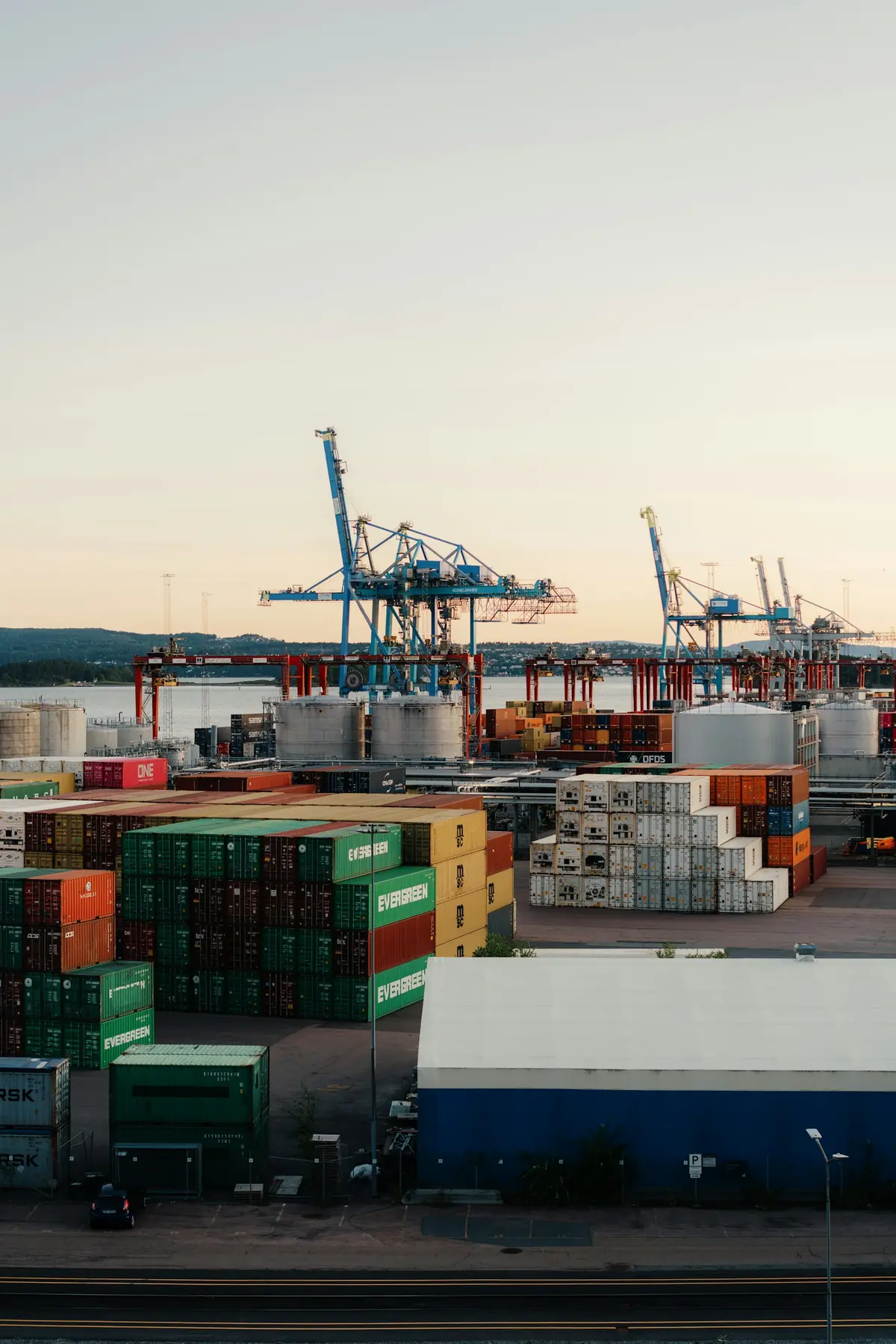 Porto de contêineres com guindastes no sul da China
